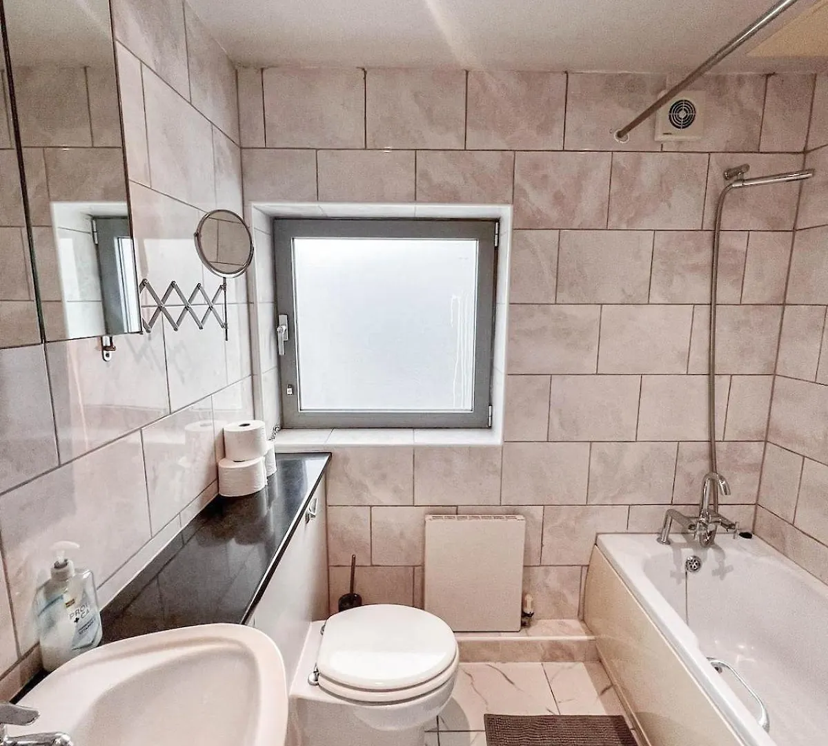 Stunning 1-Bedroom Flat In Canary Wharf Free Parking Near London Museum Apartment